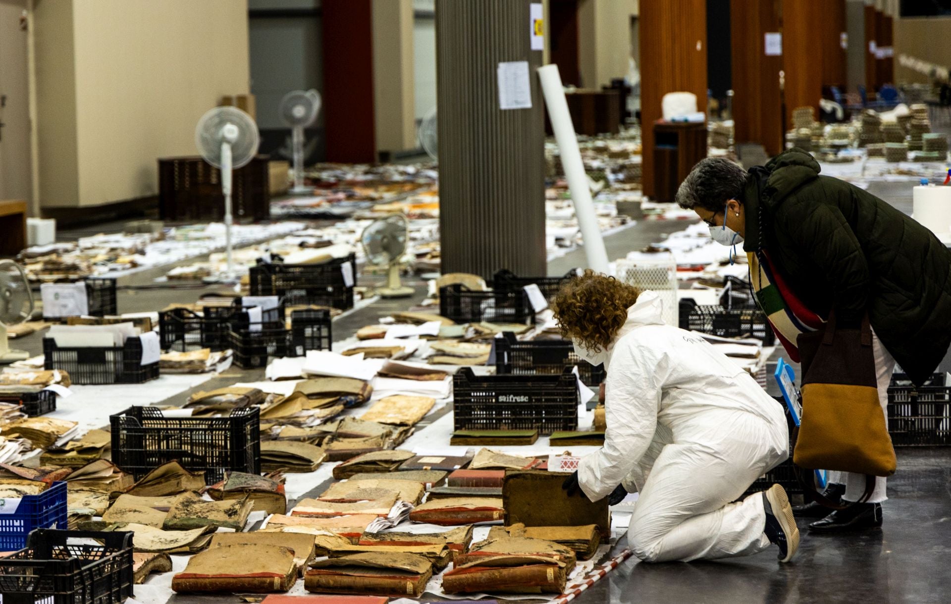 Así se quita el barro de archivos y obras de arte dañados por la dana