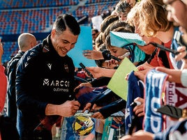 Andrés Fernández se para a firmar autográfos con los aficionados del Levante