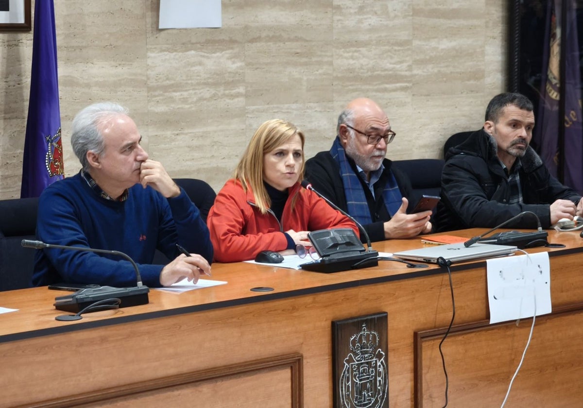 Pilar Bernabé, durante su reunión con los agricultores en Requena.