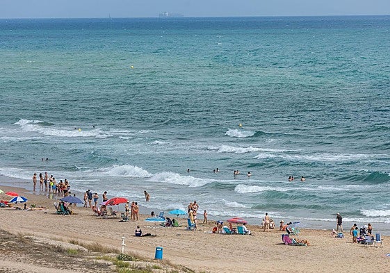 Gente disfrutando de las vacaciones en la playa.