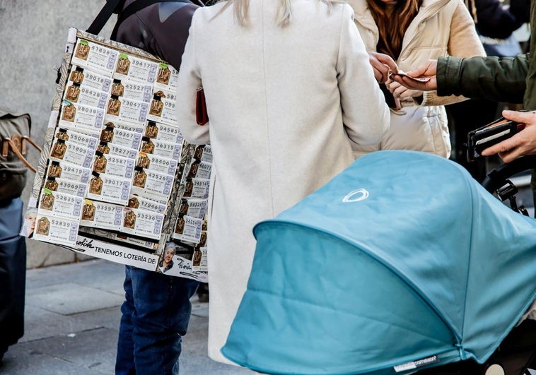 Varias personas compran décimos del Sorteo del Niño, imagen de archivo.