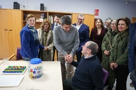 Carlos Mazón durante la visita a la residencia y centro de día de AFA Alicante.