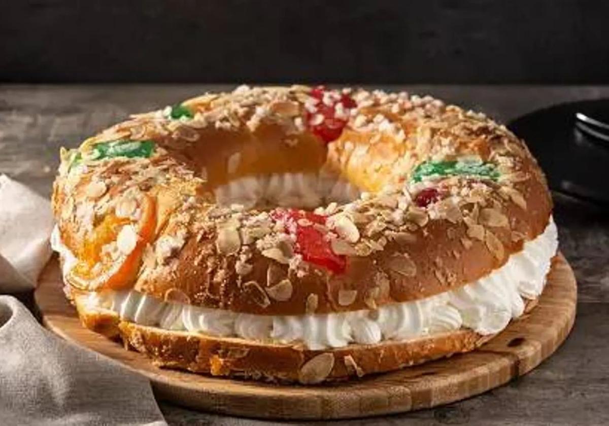 Un roscón de Reyes relleno de nata en una imagen de archivo.