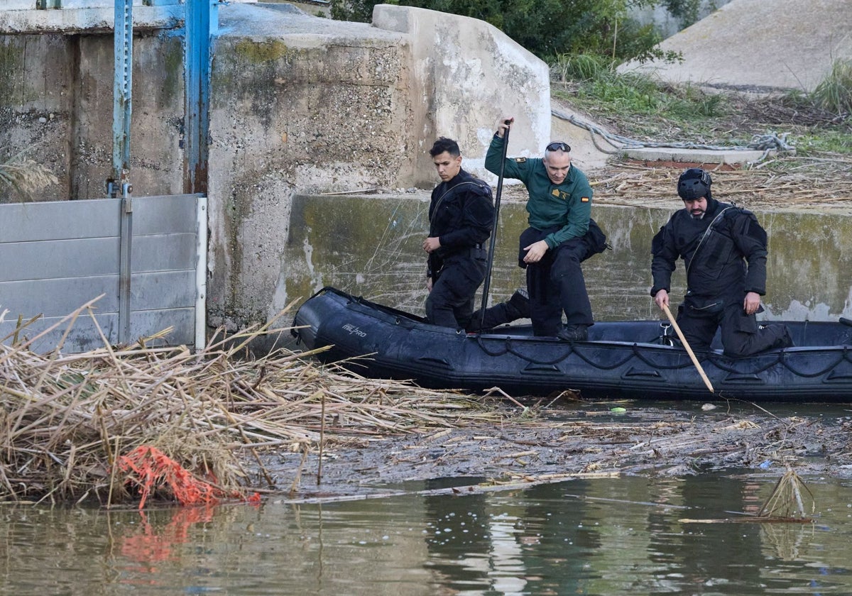 Buceadores de la Guardia Civil en labores de búsqueda de desaparecidos por la dana.