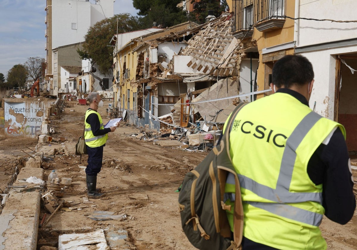 Dos técnicos analizan la estructura de un edificio de Paiporta.