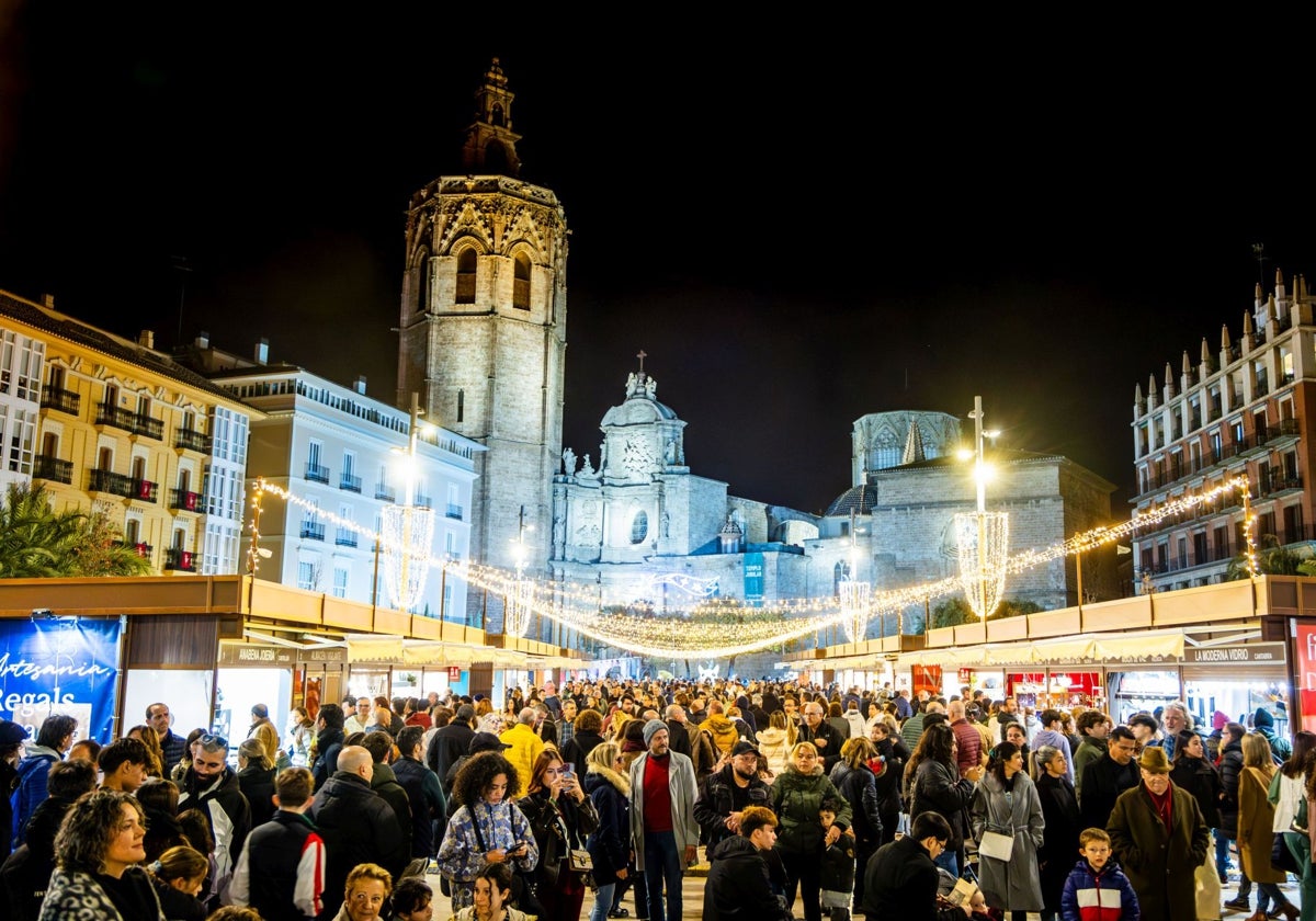 La plaza de la Reina, repleta de gente durante este sábado.