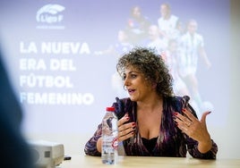 La presidenta de la Liga F, Beatriz Álvarez, durante el encuentro con la prensa.