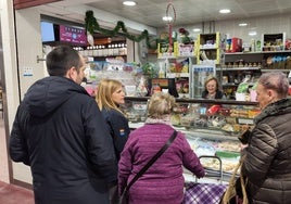 Pilar Bernabé, durante su visita al mercado municipal de Aldaia.