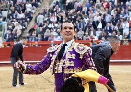 Manzanares saluda al tendido con un trofeo en la mano.