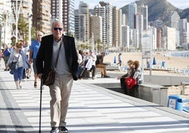 Un hombre, en el paseo marítimo de Benidorm.