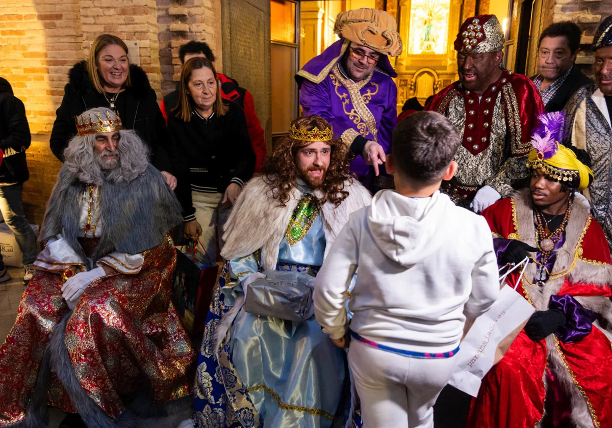 Los Reyes Magos reparten regalos a los más pequeños en Llocnou de la Corona.