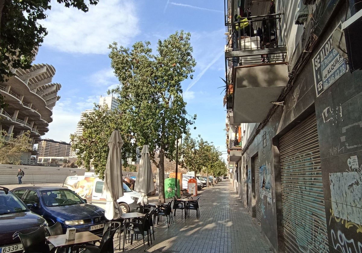 Varios locales cerrados y en alquiler frente al Nou Mestalla.