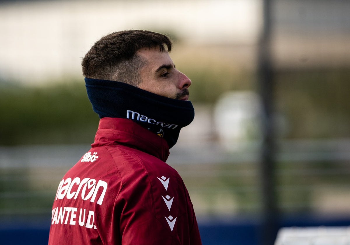 Roger Lamesa, durante un entrenamiento del Levante esta temporada