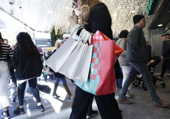 Compras de Navidad en una imagen de archivo.