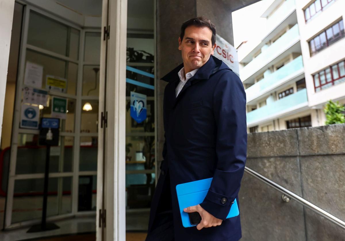 Albert Rivera reaparece rodeado de amigos en un popular parque de espectáculos