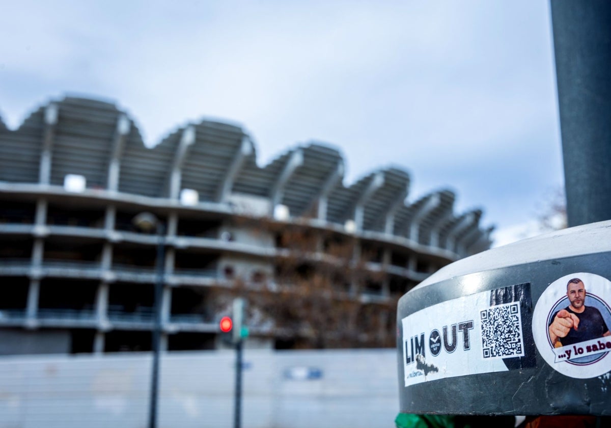 Imagen del futuro estadio, con una pegatina Anti Lim a pocos metros.