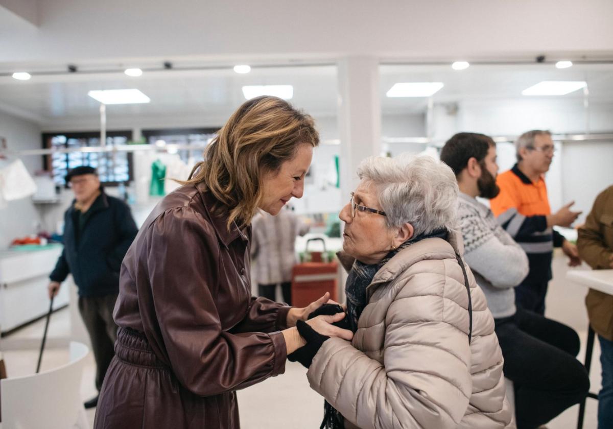 La alcaldesa Begoña Carrasco visita el Mercado de San Antonio.