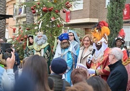 Melchor abraza a dos niñas, este lunes en una pedanía de Valencia.