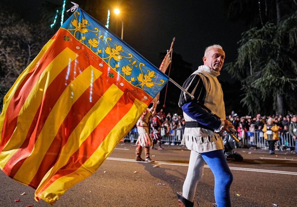 La Senyera ondea en la Cabalgata de Reyes Magos de Madrid, celebrada este domingo.