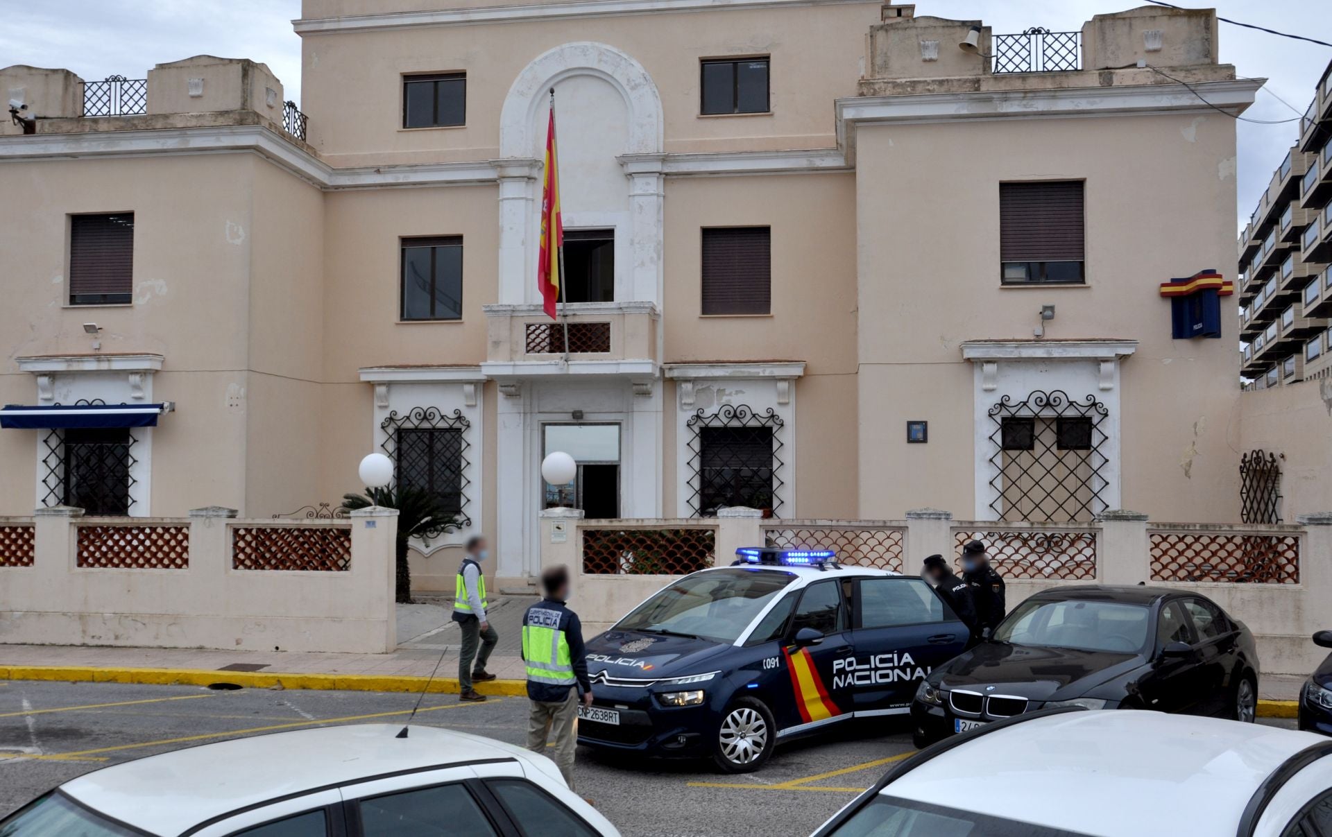 Agentes ante la comisaría de Dénia.