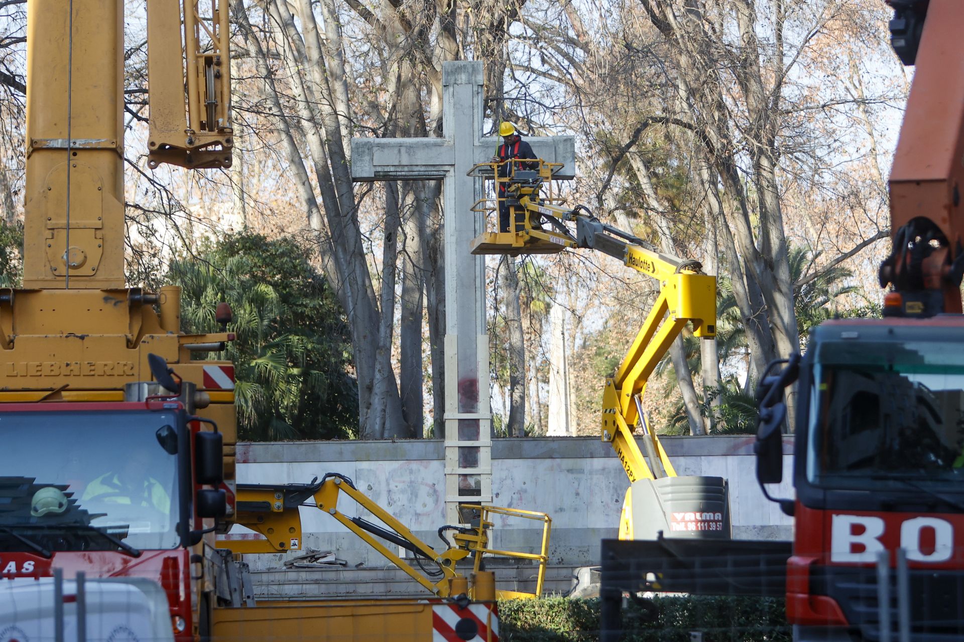 Retirada de la cruz del Parque Ribalta de Castellón.