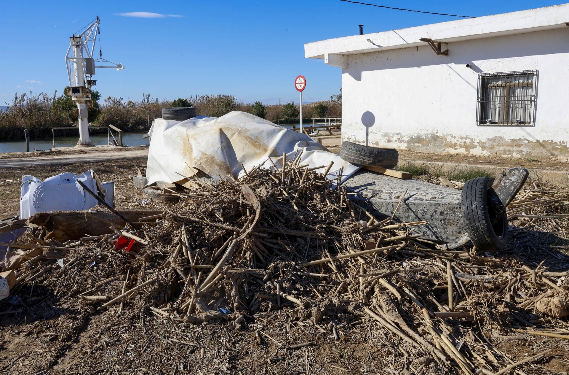 Trabajo contrarreloj para limpiar los miles de escombros de la dana que estrangulan la entrada de agua a la Albufera