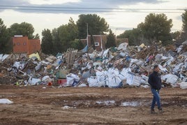 Vertedero muy cercano a una zona residencial de Paiporta.