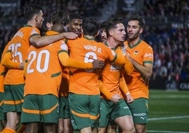 Los jugadores del Valencia felicitan a Canós tras el 0-1.