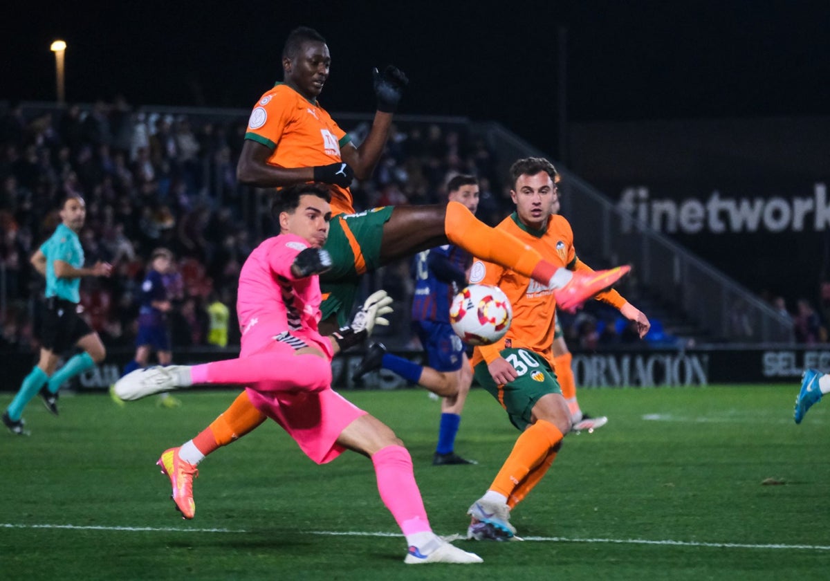 Umar Sadiq, muy activo durante el partido.