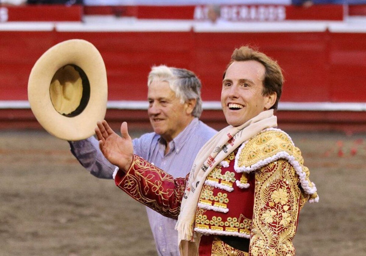 El torero valenciano Román, tras su triunfo, dio la vuelta al ruedo.