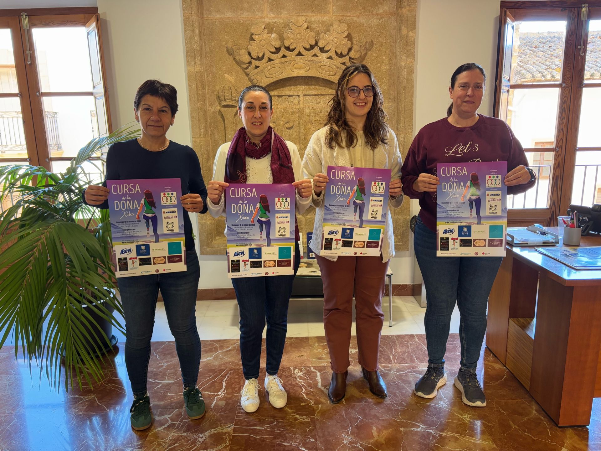 Las participantes en la presentación de la carrera solidaria.