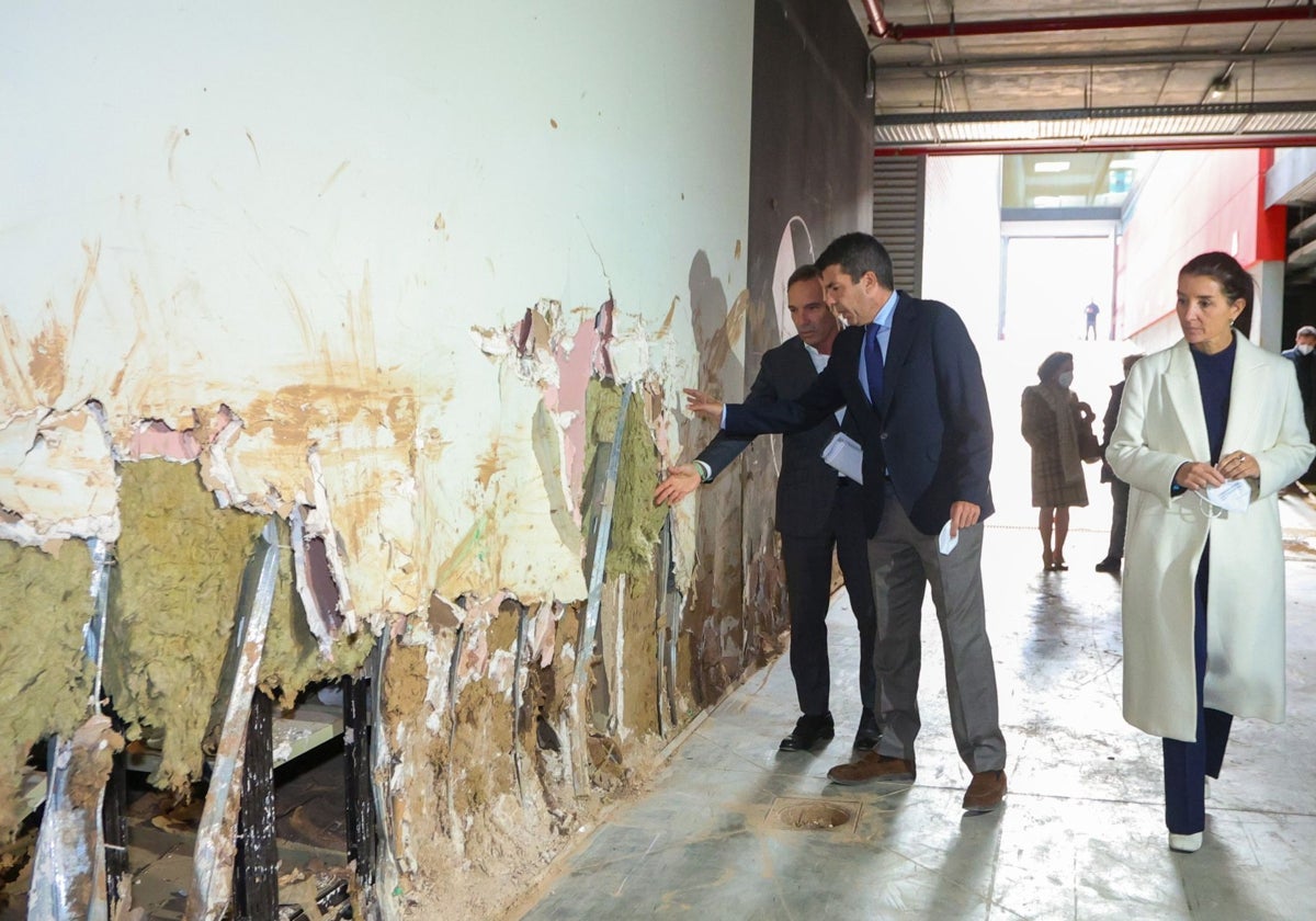 El presidente, en la visita a la nave de la Generalitat que se vio inundada por la dana el pasado 29 de octubre.