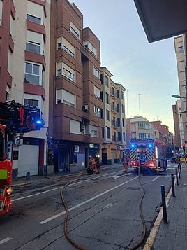 Los bomberos sofocan el fuego.