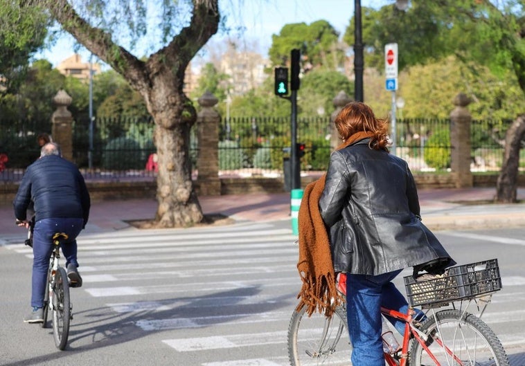 Dos ciclistas en Valencia.