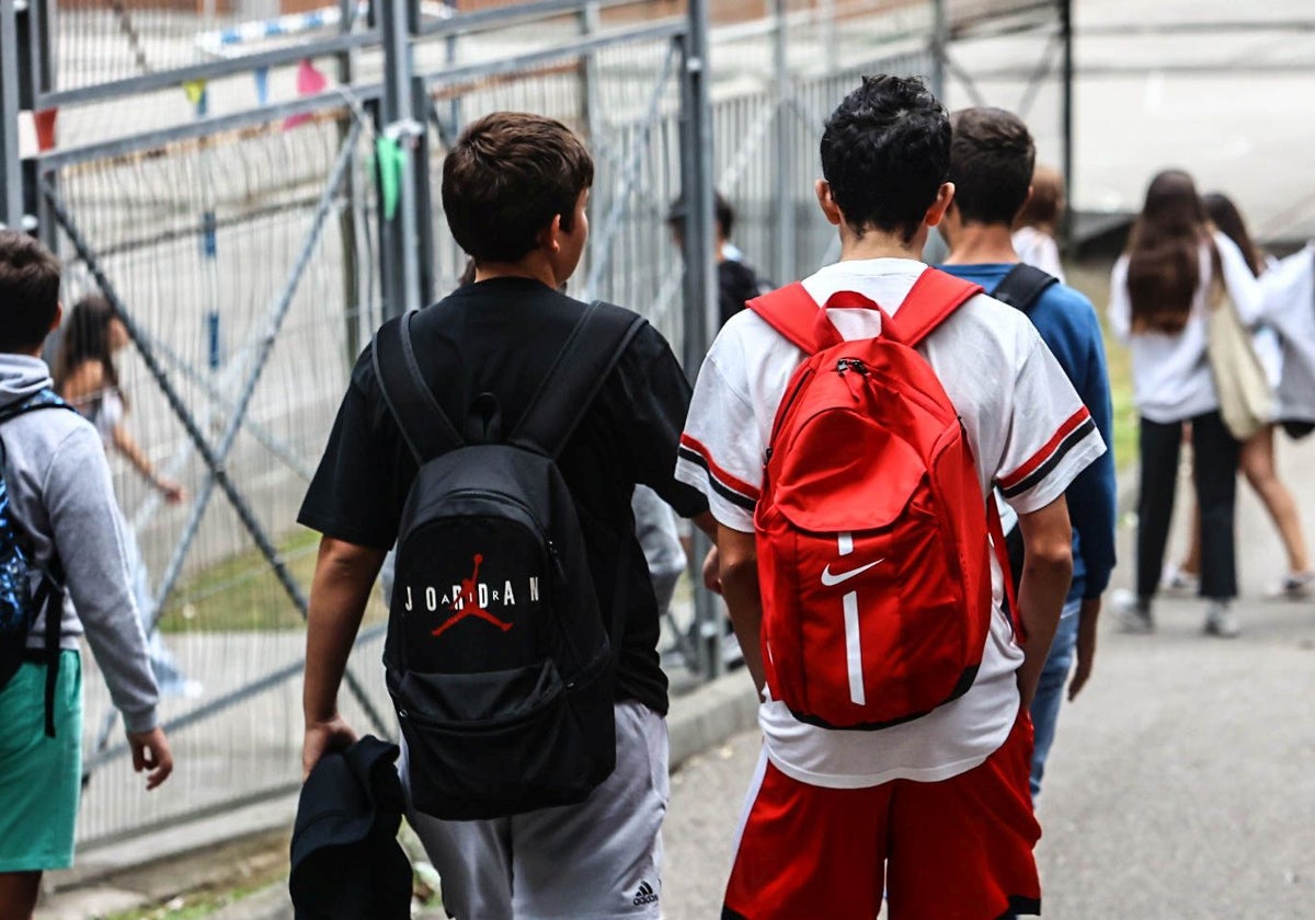 Alumnos de Secundaria camino del instituto, en una imagen de archivo.