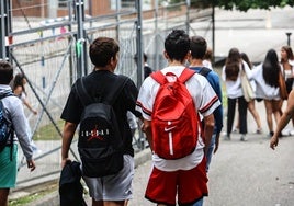 Alumnos de Secundaria camino del instituto, en una imagen de archivo.