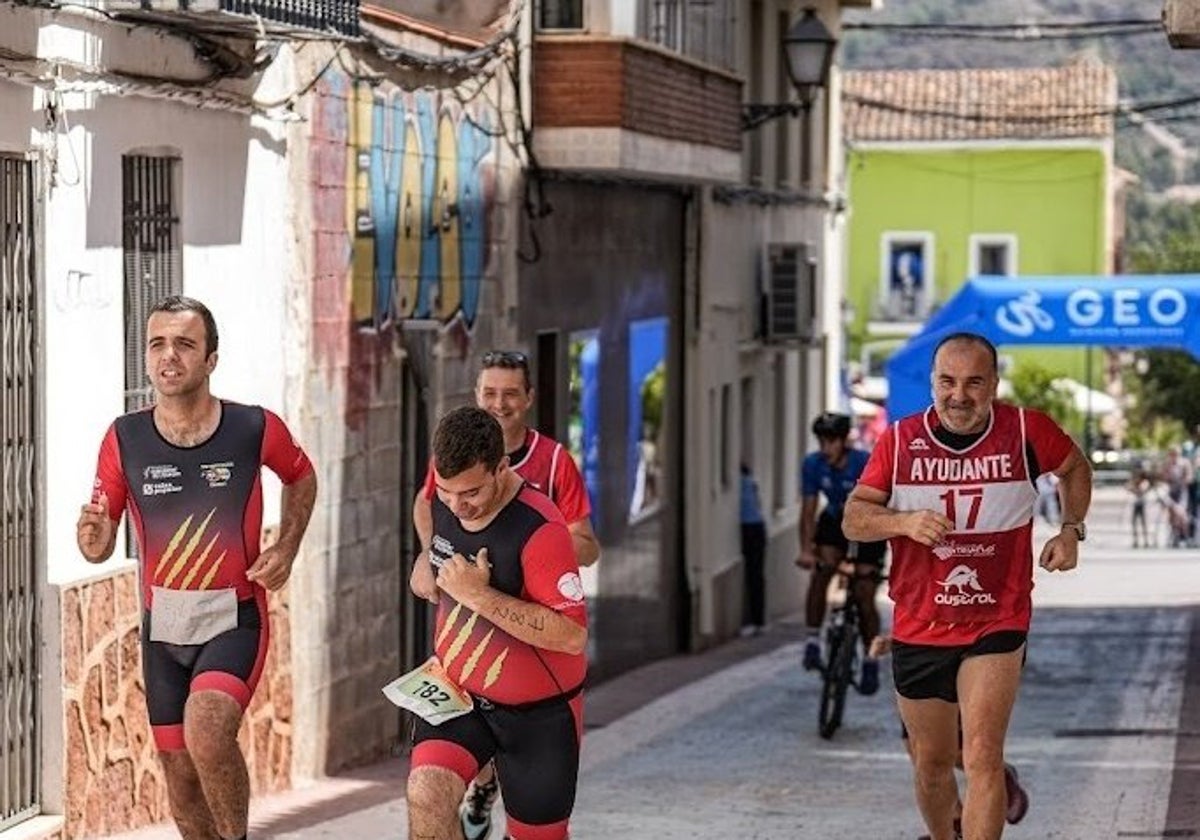 Miembros del Club Triatlón y ParaTriatlón Tortugas Quart, durante una competición.