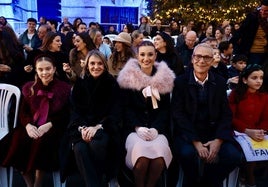 Berta Peiró y Lucía García, junto a los ediles Santiago Ballester y Mónica Gil, en la cabalgata de Reyes