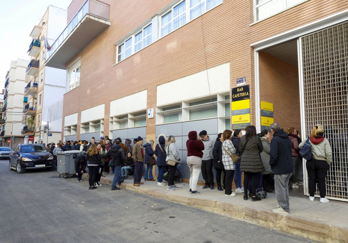 Cola de vecinos de La Torre para obtener el bono 'Emt amb tu' del Ayuntamiento de Valencia..