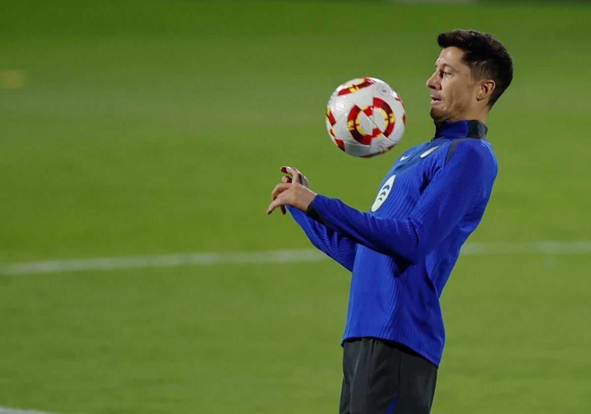 Lewandowski entrena en Arabia Saudí.