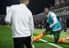 Sadiq calienta antes de debutar con el Valencia.