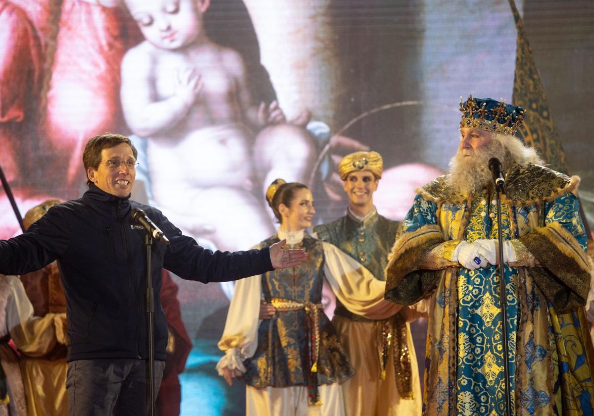 El Rey Melchor y el alcalde de Madrid, José Luis Martínez-Almeida, durante la Cabalgata de los Reyes Magos en Madrid.