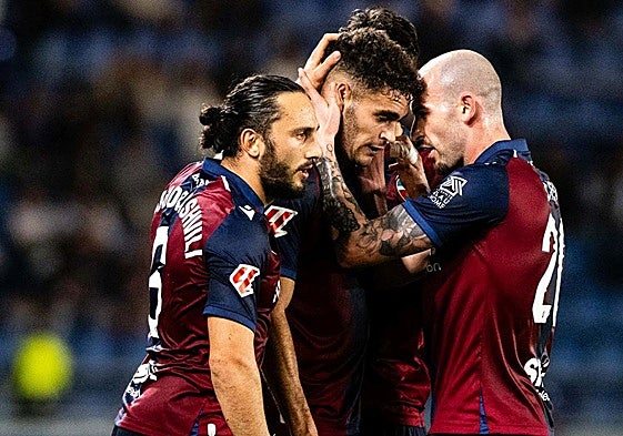 Los jugadores del Levante, celebrando el gol de Andrés García.