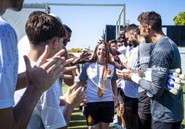 La plantilla del Valencia masculino reconoce a la campeona del Mundo, Enith Salón.