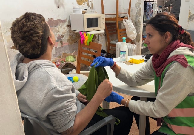 Loreto trabaja con uno de sus pacientes en Llocnou de la Corona.