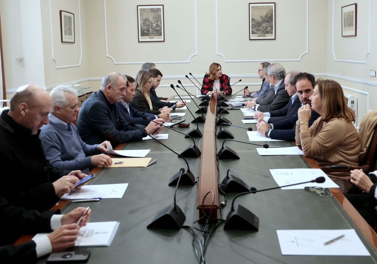 Reunión de la Federación Empresarial de Hostelería de Valencia con María José Catalá.