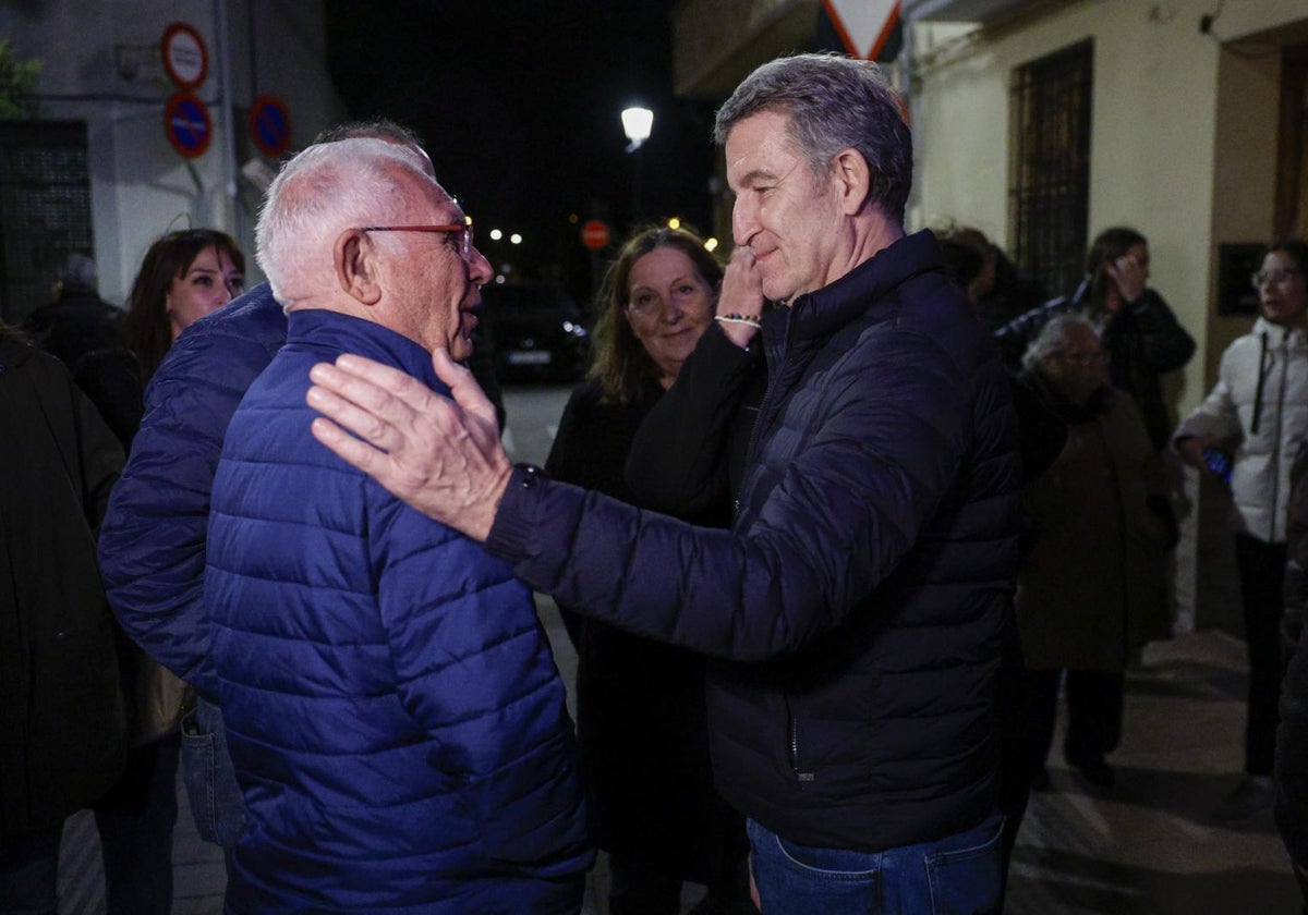 Feijóo habla con vecinos afectados por la dana, este miércoles.