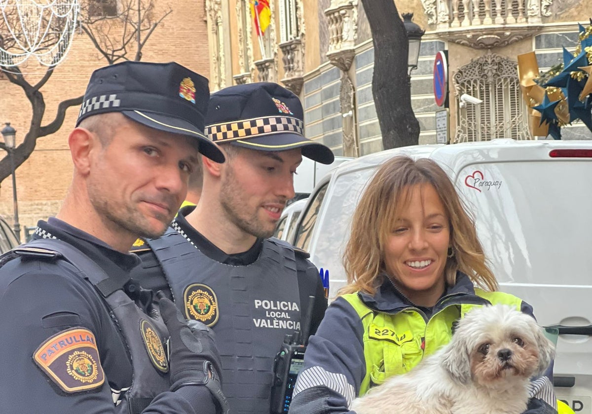 La Policía Local de Valencia rescata a un perro que llevaba sesenta horas encerrado en un coche robado la víspera de Reyes