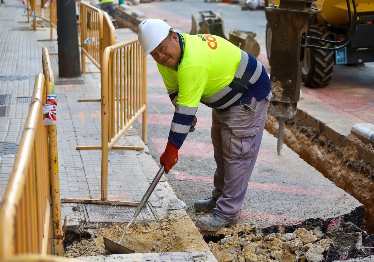 Un empleado de la construcción trabaja en el barrio de Tres Forques.