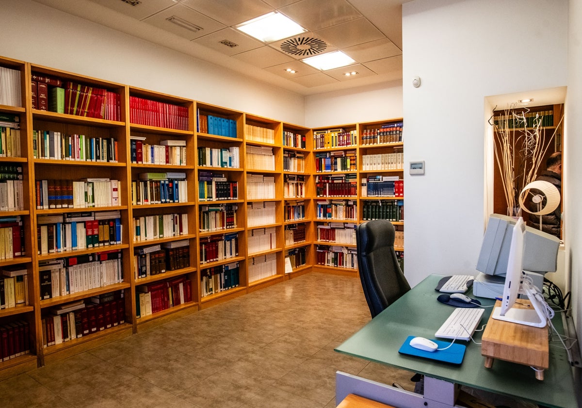 Imagen principal - Biblioteca, sala de juntas y retrato del decano, Carlos Orts Calabuig, junto a una de las columnas de fundición. 